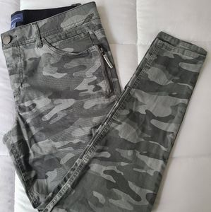 NWOT* Democracy "Ab"solution Side Zip Camo Jegging
